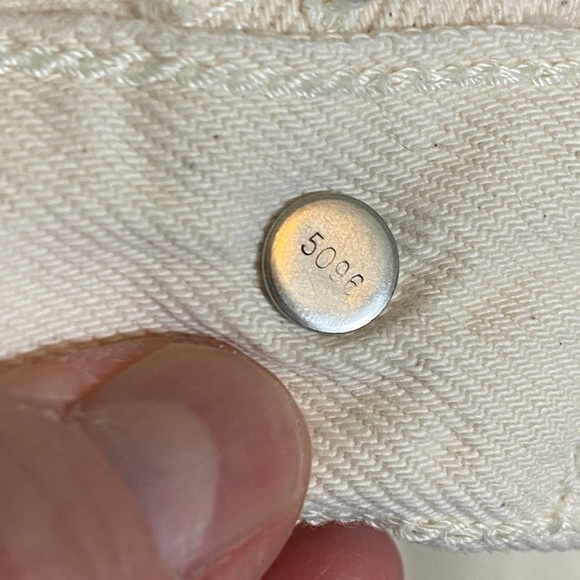 EUC LEVIS WEDGIE JEANS. FACTORY FREYED LEG HEM.SIZE 29. OFF WHITE COLORED - Picture 14 of 16